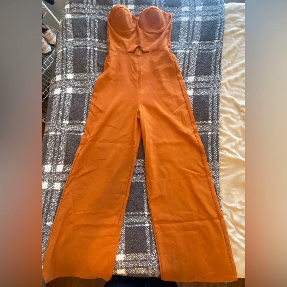 Strapless jumpsuit. Brand- Fashion Nova size Small. Worn once.